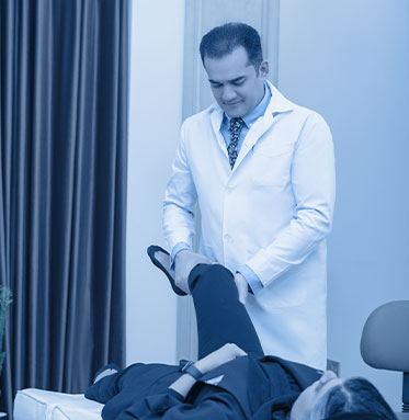 dr vahid vahabzadeh seeing a patient with knee pain