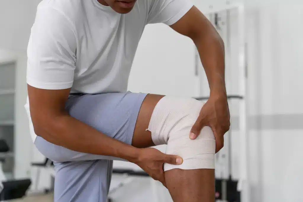 injured man doing physiotherapy exercises walking scaled 1